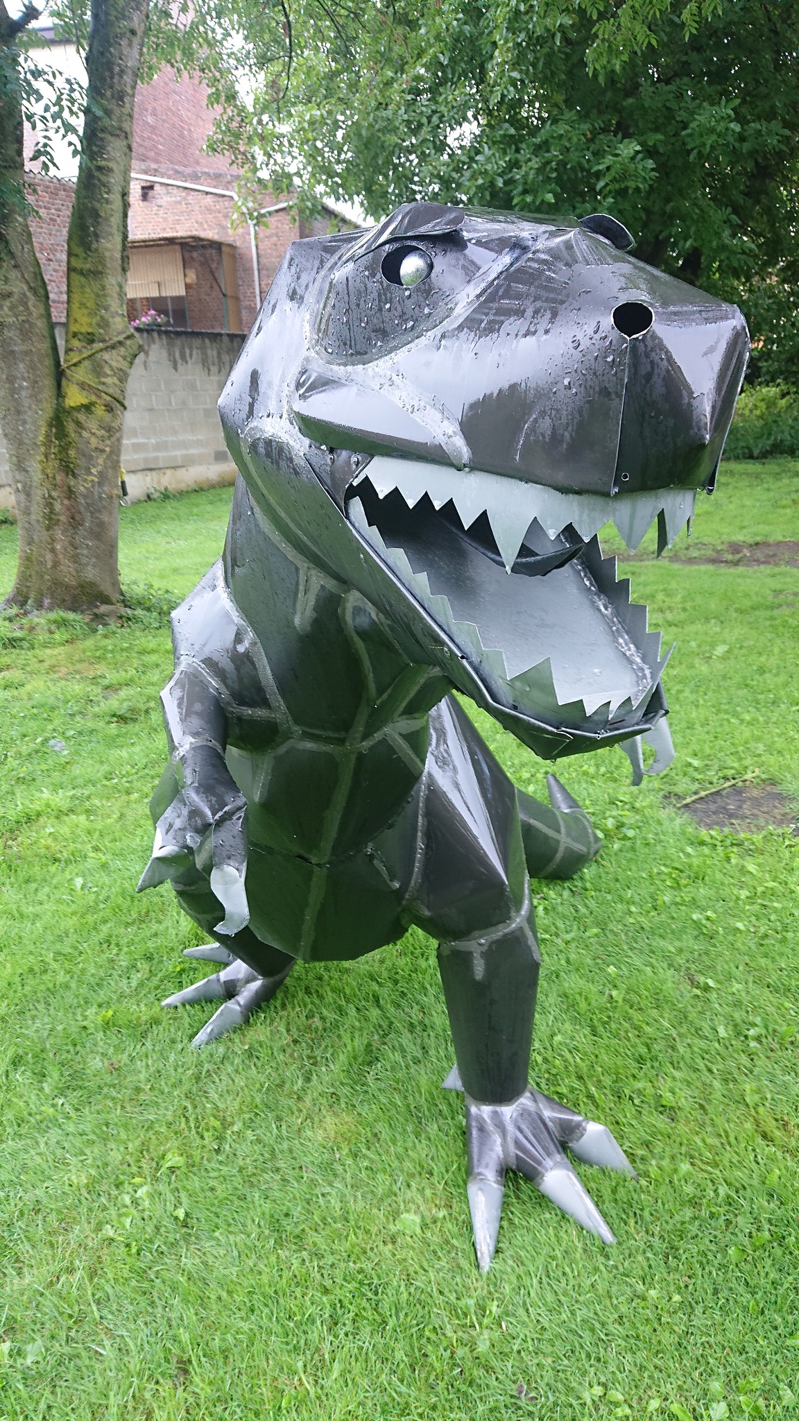 Dinosaure en zinc — autre vue